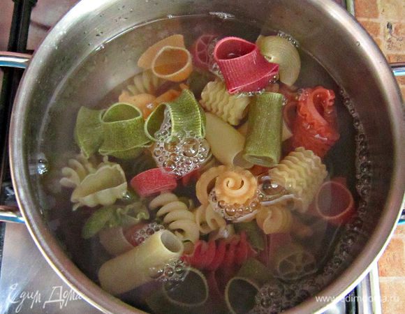 Отварите пасту в соответствии с указанным на упаковке временем готовки (у меня время приготовления пасты заняло 6 мин). 