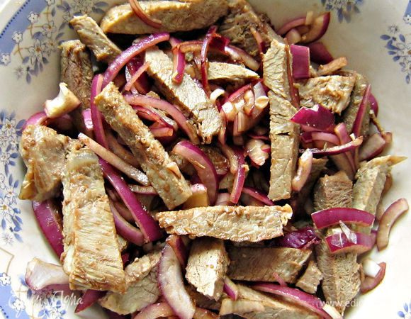 Мясо порезать на небольшие брусочки, добавить к луку, перемешать и дать постоять.
