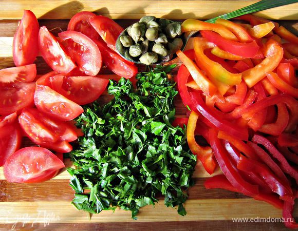 Помидоры нарезать дольками. Перец порезать полосками. Петрушку мелко порубить. Подготовить 1 ст л каперсов.