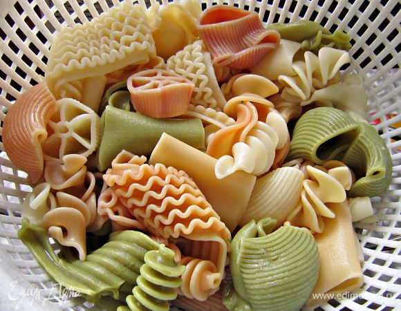 Когда паста сварится, промыть её в холодной воде. Добавить 1 ст л оливкового масла и перемешать.

