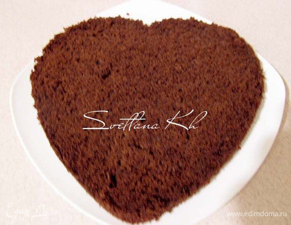 Готовый бисквит, как я написала выше, разрезать пополам. Нижнюю часть оставить для наполнения.