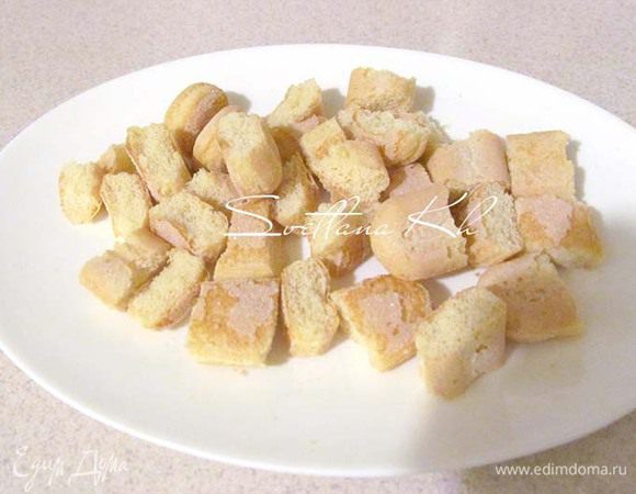 Печенье савоярди разрезать на кусочки. Подготовить пропитку: кофе растворить в кипятке, добавить пару ложек кофейного ликера. Остудить.