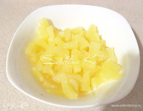 Кольца ананаса нарезать маленькими кубиками.