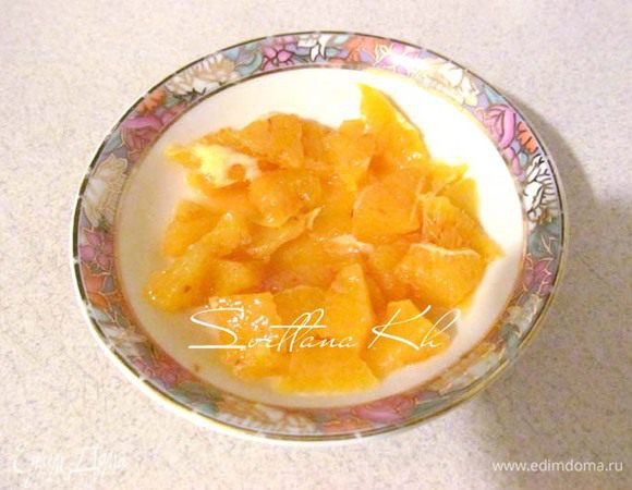 Апельсин очистить и нарезать сегментами без белых пленок. Затем измельчить помельче.