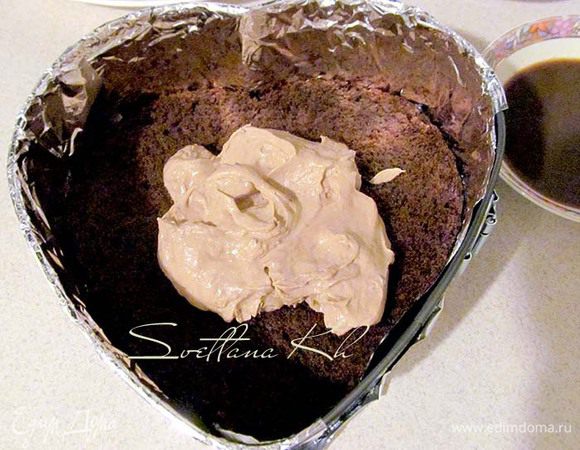 Выложить бисквит в форму. Я предварительно бока обернула фольгой изнутри. Смазать кремом-муссом.