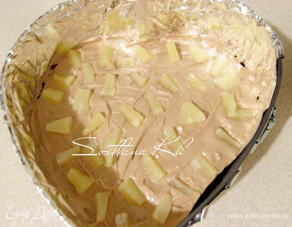 Разложить кусочки ананаса.