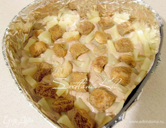 Сверху уложить кусочки своярди. Предварительно каждый кусочек опускать в кофейную пропитку.