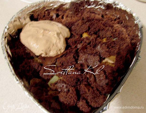 Кусочки бисквита уложить поверху. Смазать кремом.