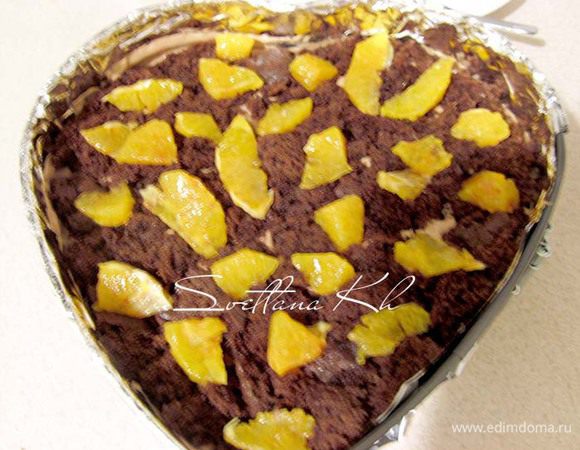 Выложить кусочки апельсина .Снова смазать кремом и поставить в морозилку для охлаждения на 30 минут.