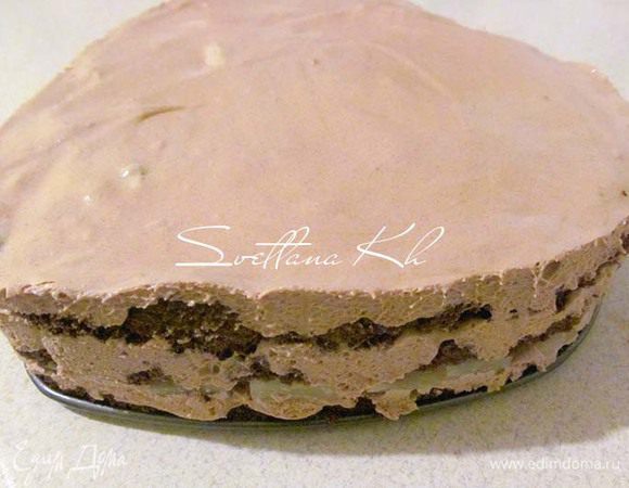 Достать торт из морозилки, освободить от формы и фольги. Украсить по своему желанию.