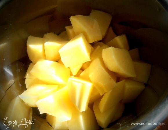 Для быстроты нарезаем на кусочки и опять же для быстроты заливаем кипятком  (чайник поставили, когда чистили картошку!) и варим до готовности минут 15.