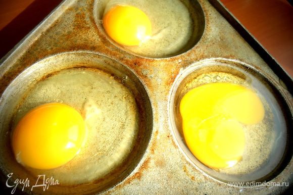 Пока варится картофель, на сковороде для "глазуньи" на масле обжариваем 3 яйца. Соль, перец сверху!