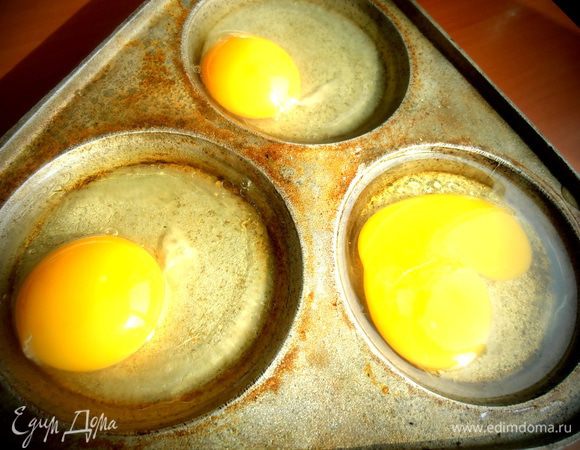 Пока варится картофель, на сковороде для "глазуньи" на масле обжариваем 3  яйца. Соль, перец сверху!