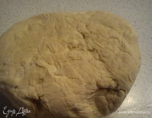 Процесс замешивания теста не сфотографировала, но в дальнейшем обязательно добавлю. Опишу сам процесс. Все продукты должны быть очень холодные, а масло перед приготовлением держу в морозилке около 2-х часов.
Муку просеять в миску, сверху натереть на крупной терке сливочное масло. Я натираю масло в комбайне, так быстрее и оно не тает от тепла рук. В мерный стакан разбить яйцо, добавить уксус, соль и слегка взбить вилкой. Долить воды до объема 125 мл. Масло смешивать с мукой при помощи вилки и доливать постепенно воду с яйцом, не месить. Просто все смешать в шар, завернуть в пленку и положить в холодильник на 2-3 часа.    