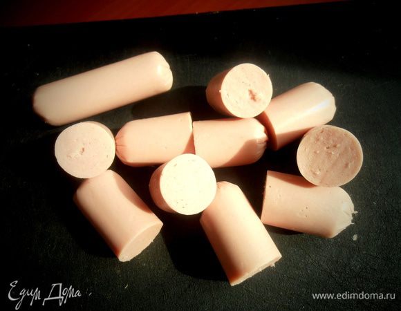 Переходим наконец к "цветам" - сосискам..., разрезаем их пополам (сосиски лучше брать "детские", они маленькие и в них меньше добавок и красителей!)