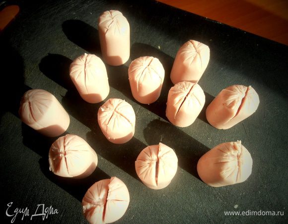 Делаем с краёв надрезы, не доходя ножом до конца...