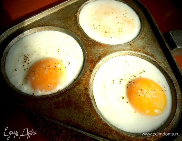Тем временем яйца почти готовы. Осталось присыпать их сыром...
