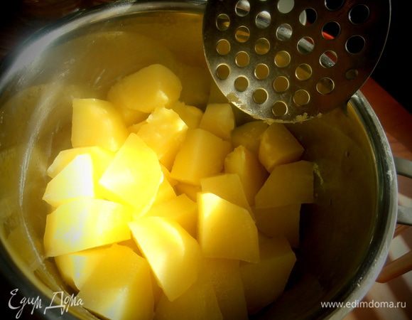 За это время картофель успел свариться. Сливаем в кружку отвар и начинаем толочь пюре.