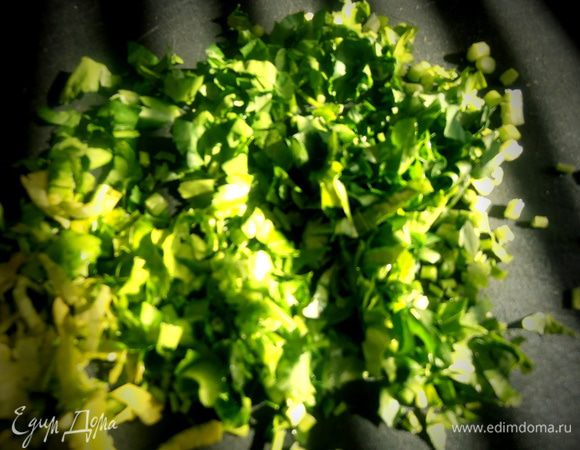 Мелко порубить и смешать с готовым пюре.