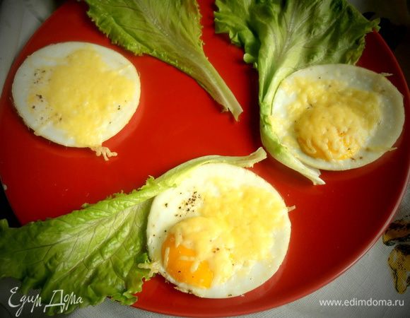 Собираем блюдо для подачи: листья салата, яйца под сыром...