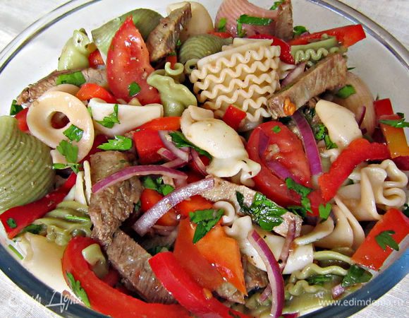 В салатнике смешать приготовленную пасту, мясо, лук, помидоры, перец, каперсы, зелень. Добавить по вкусу соль, перец, оставшуюся 1 ст л оливкового масла и перемешать. Приятного аппетита!
