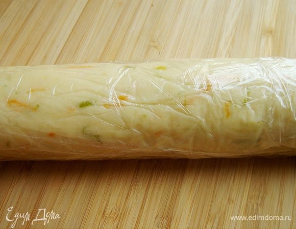 Охлаждённое тесто разделить на две части. На присыпанном мукой столе раскатать тесто в колбаски и завернуть в пищевую плёнку. Убрать в холодильник на 2 часа.