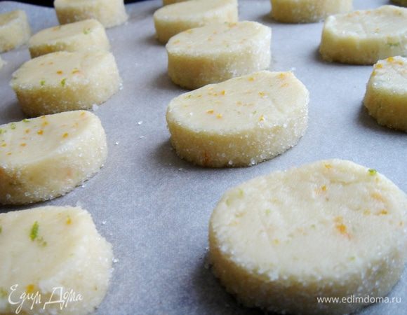 Нарезать колбаски на шайбочки шириной 0,7 см и выложить их на противень, застеленный пергаментом. Выпекать при 180*С около 15 минут. Готовые печенья остудить на решётке. Хранить в жестяной банке при комнатной температуре. Приятного чаепития!