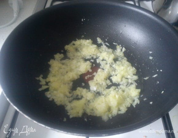 Мелко порезать лук и чеснок и обжарить на разогретом масле.