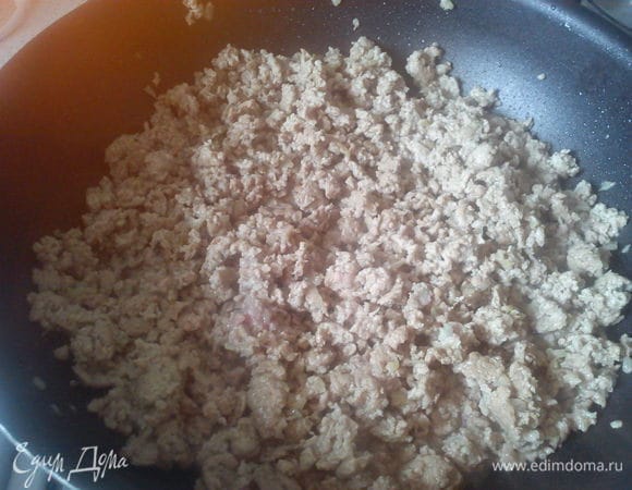 Добавить в сковороду с луком фарш и обжарить до коричневого цвета.