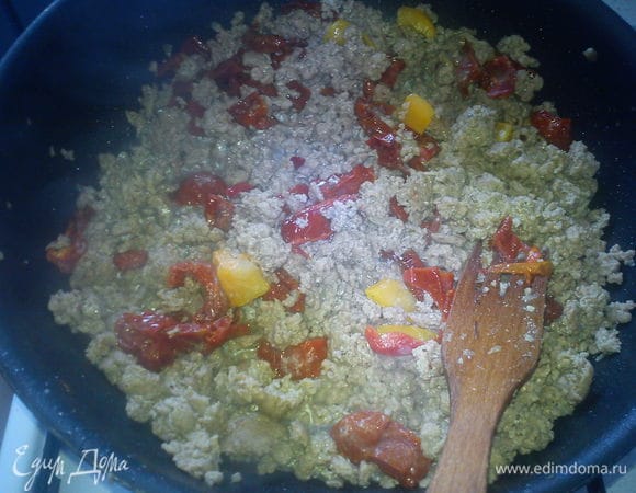 Выложить перец и помидоры к фаршу, посолить и поперчить. Тушить 5-7 минут, остудить.