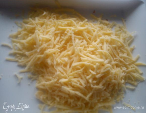 Пока фарш остывает, натереть сыр на крупной терке. Смешать сыр с остывшим фаршем.