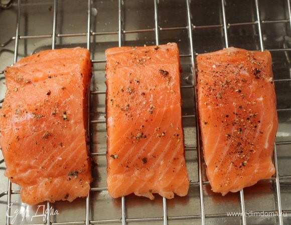 Выложить рыбу в форму для запекания. Я использую форму с решеткой. Решетку необходимо смазать растительным маслом.