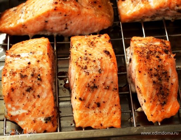 Запекать 20 минут при температуре 200 градусов.  Готовую рыбу полить лимонным соком.