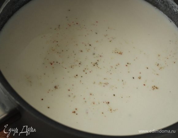 Готовим соус. Шампанское смешать со сливками, хорошо перемешать и вылить в сотейник. Довести до кипения, постоянно помешивая. Добавить соль, сахар и перец. Варить 15 минут на слабом огне, ввести просеянную  через ситечко муку, перемешать и охладить.