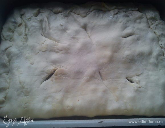 Защипнуть края и сделать надрезы для выхода пара.