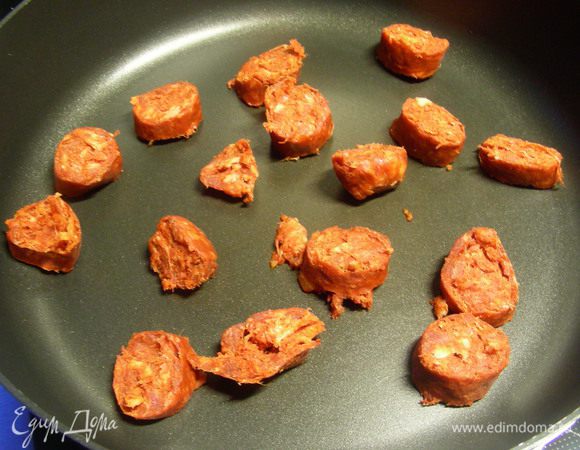 Чоризо режем кружочками и обжариваем на сухой сковороде до корочки. Выделившийся жир можно частично слить (что я и сделала, оставив около 1 ст.л.).
