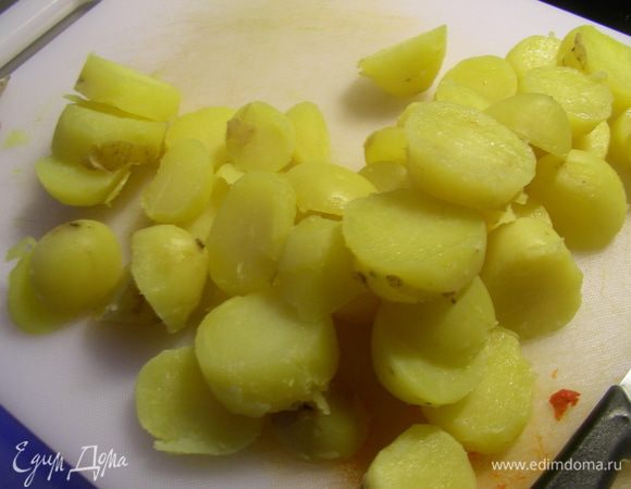 Картофель отвариваем и режем кружочками.
