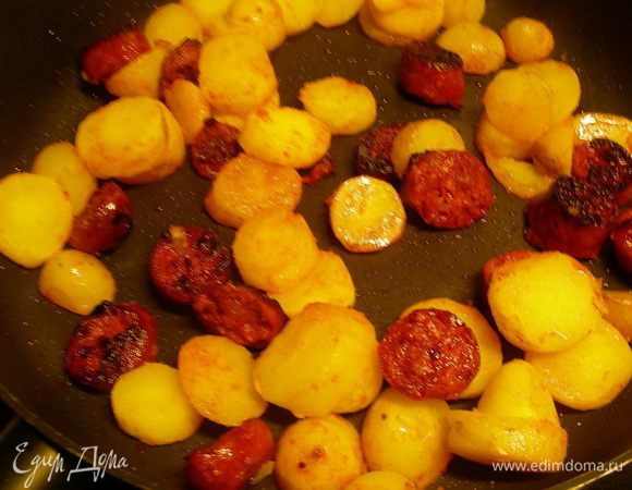 Добавляем картофель в сковороду и слегка обжариваем.
