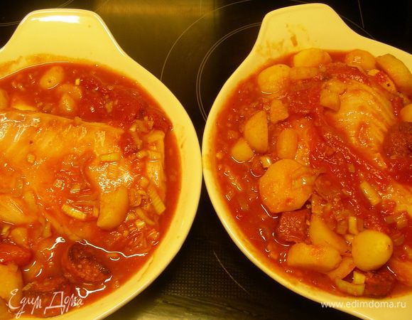 Выливаем наш соус в форму для запекания (я делала в порционных), сверху выкладываем рыбное филе (оно должно быть одинаковой толщины). Немного втапливаем его в соус или поливаем им сверху. Запекаем в духовке 180 минут 20, точное время приготовления зависит от толщины филе и от духовки. У меня минут 30 готовилось. Можно форму накрыть фольгой, можно и не накрывать, но тогда смотреть, чтобы филе не высохло и не переготовилось, и при необходимости поливать соусом.
