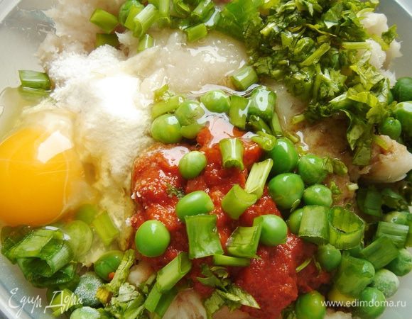 В блендере размолоть рыбное филе с перьями зелёного лука и половиной пучка кинзы. Если рыба была мороженной, то фарш лучше отжать. В фарш добавить горошек (можно не размораживать), пасту карри, яйцо, соевый соус и рисовую муку .