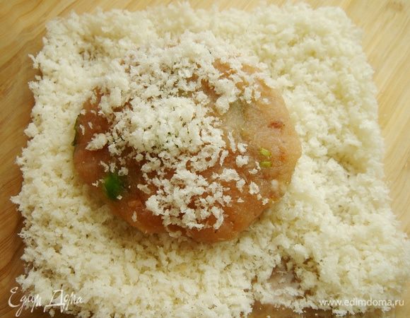 Разделить фарш на 8 котлеток. Обвалять каждую в панировке и обжарить в большой сковороде на растительном масле. Пока жарятся котлеты, смешать соус. Огурцы и морковь тонко нарезать овощечисткой.