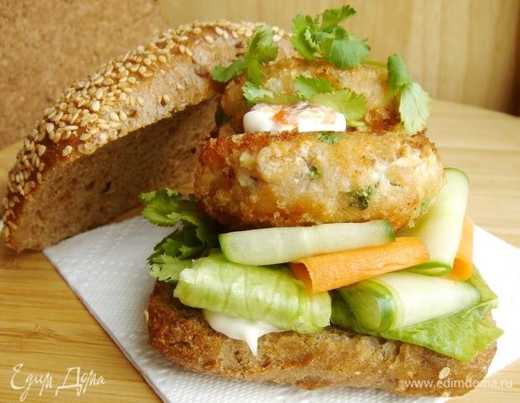 Булки разрезать , нижнюю часть смазать соусом. Выложить на каждую булку по листу салата, ломтики огурца и моркови, по 2 рыбные котлетки. Смазать котлетки соусом, украсить оставшимися веточками кинзы и накрыть верхней частью булки. Приятного аппетита!