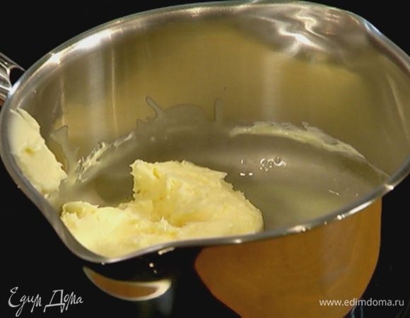 Сливочное масло растопить в небольшой кастрюле.