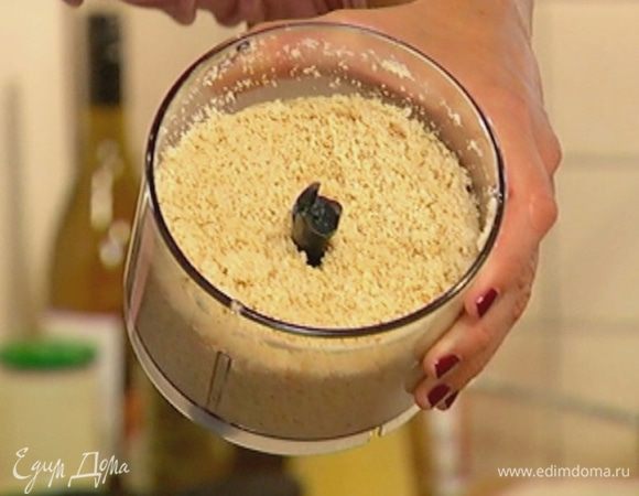 Фундук измельчить в блендере в муку.