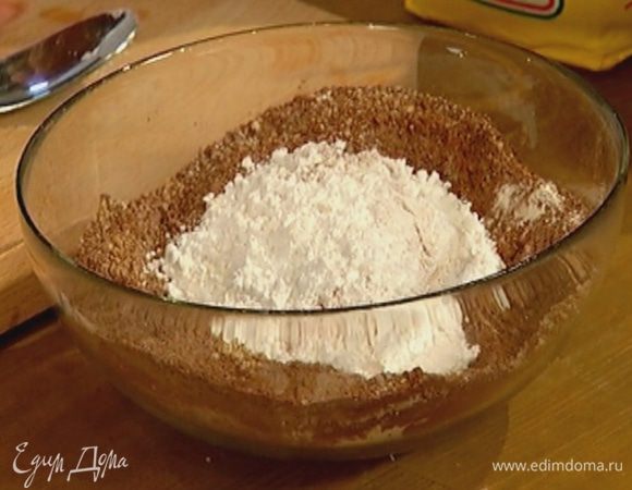 Измельченные орехи перемешать с мукой, какао, солью и половиной сахарной пудры.