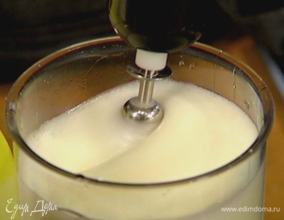 Белки взбить миксером.
