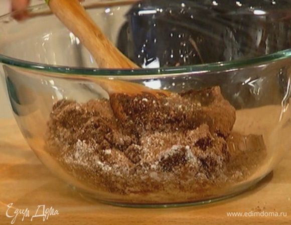 Влить в муку с орехами растопленное сливочное масло, перемешать.