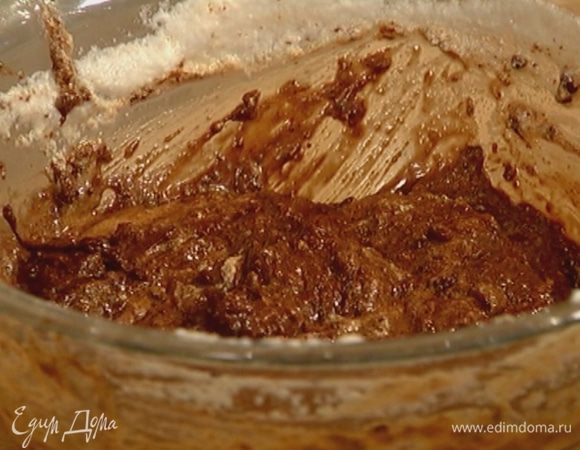 Порциями ввести в тесто взбитые белки, каждый раз перемешивая.