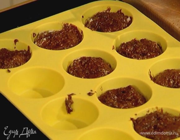 Тесто разложить в силиконовые формы и отправить в разогретую духовку на 20 минут.