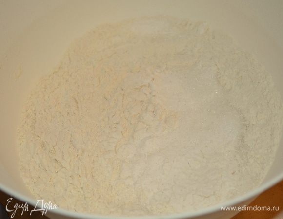 Муку просеять в большую миску